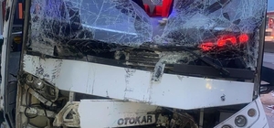 Sürücüsü rahatsızlanan midibüs, eğitim kurumunun kapısına çarptı