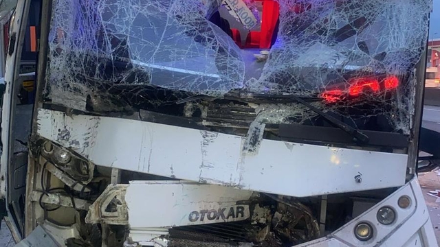 Sürücüsü rahatsızlanan midibüs, eğitim kurumunun kapısına çarptı