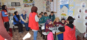 Tatvan'daki gençler köy okulunu ziyaret etti