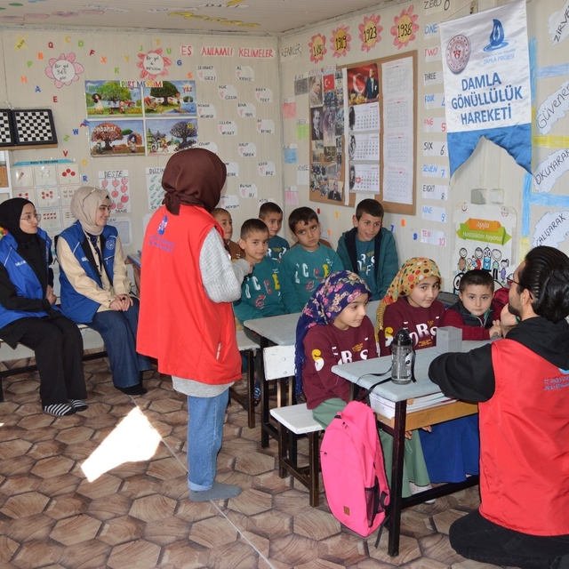 Tatvan'daki gençler köy okulunu ziyaret etti