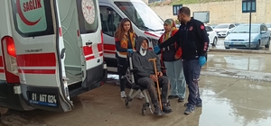 Adana'da şarampole savrulan otomobildeki 3 kişi yaralandı