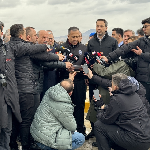 Bakan Yerlikaya'dan Erzincan'daki toprak kaymasına ilişkin açıklama: (1)