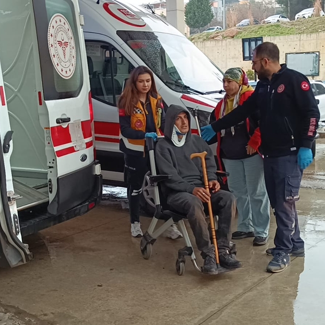 Adana'da şarampole savrulan otomobildeki 3 kişi yaralandı