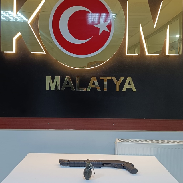 Doğanşehir'de bir el bombası ele geçirildi, 2 şüpheli yakalandı