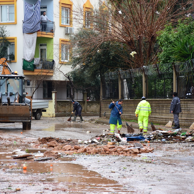 Antalya'da selden etkilenen bölgelerde temizlik başlatıldı