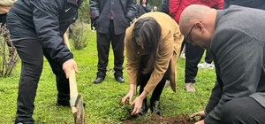 Down Sendromlu Basketbol Milli Takımı Çanakkale'de fidan dikti