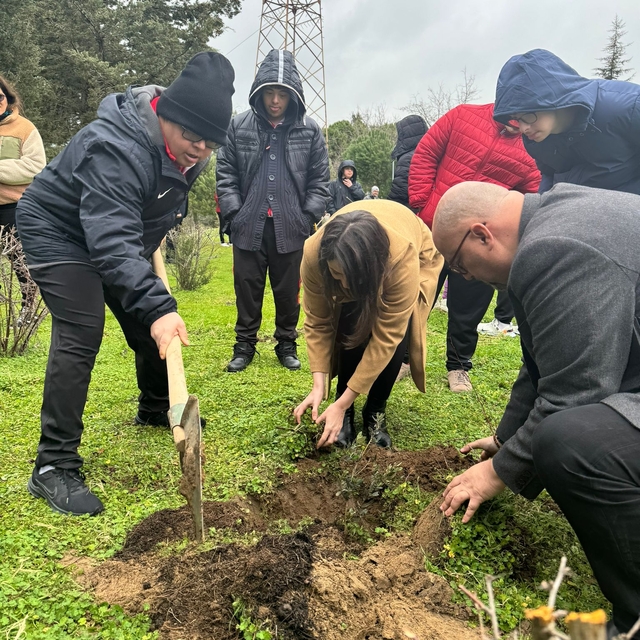 Down Sendromlu Basketbol Milli Takımı Çanakkale'de fidan dikti