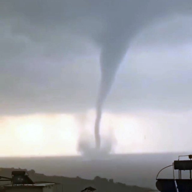 Mersin'de, denizde hortum çıktı
