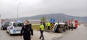 Bilecik'te refüjde askıda kalan otomobildeki bir kişi yaralandı