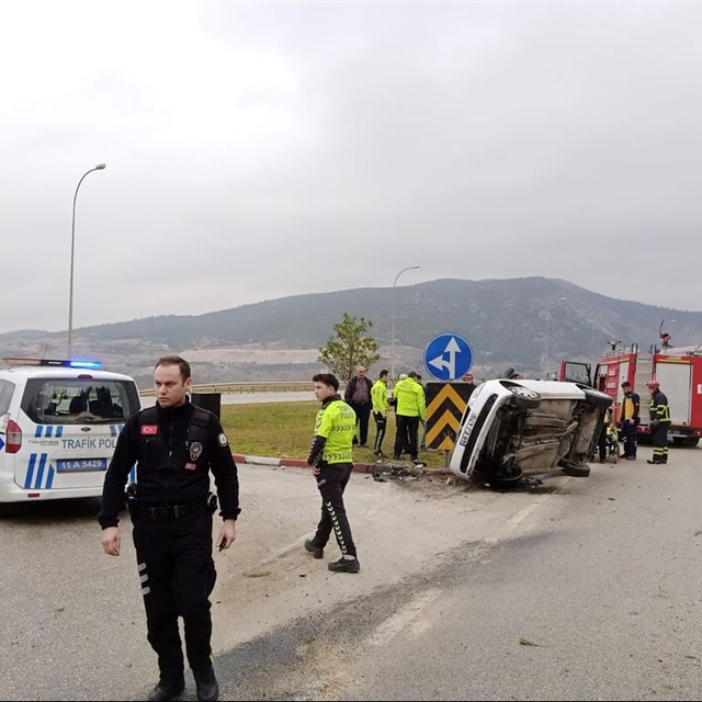 Bilecik'te refüjde askıda kalan otomobildeki bir kişi yaralandı