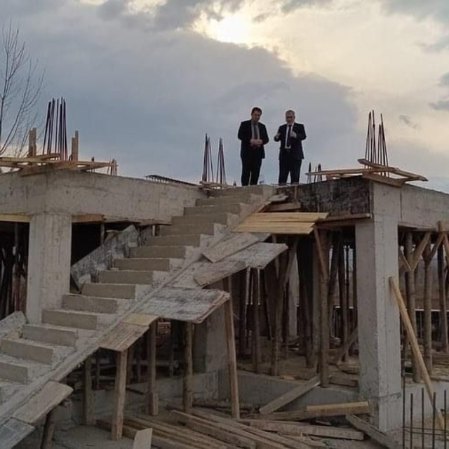 Niksar Kaymakamı Çeçen, cami inşaatını inceledi