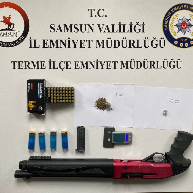 Samsun'da bir evde ruhsatsız silah ve uyuşturucu ele geçirildi