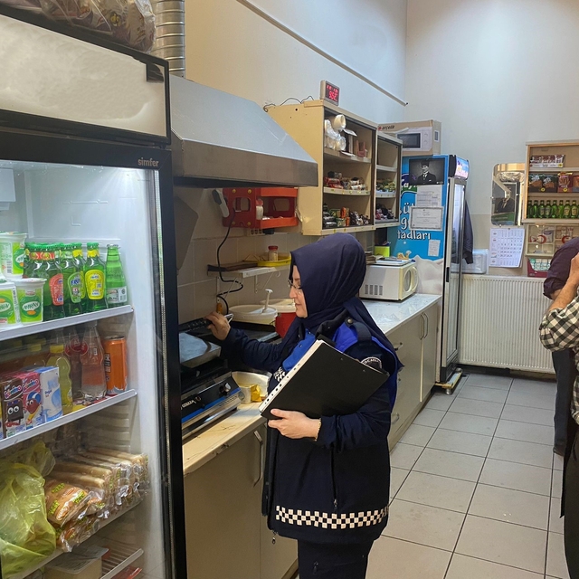 Gebze'de zabıta ekipleri marketleri denetledi