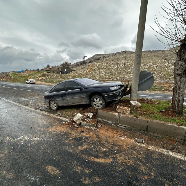 Mardin'de refüje çarpan otomobildeki 5 genç yaralandı
