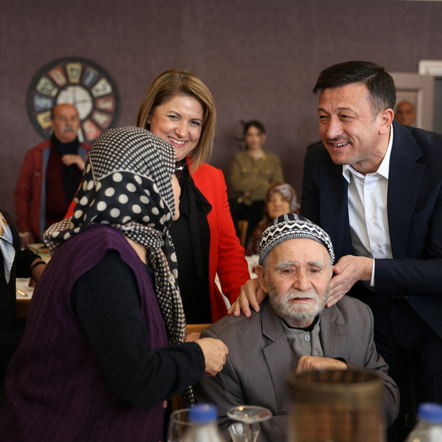 İzmir Büyükşehir Belediye Başkan adayı Dağ, Sevgililer Günü'nde çiftlerle b...