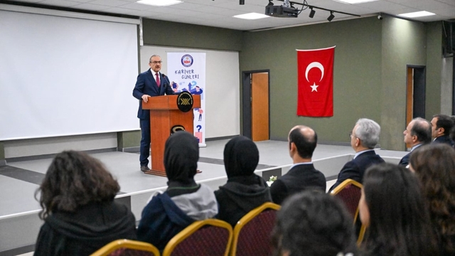 Vali Yavuz, kariyer söyleşisinde öğrencilerle bir araya geldi