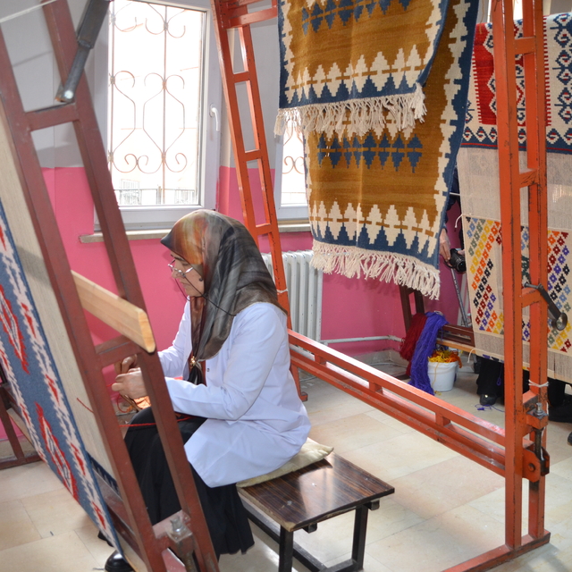 Muş'ta kadınlar halı ve kilim atölyelerinde dokuma kültürünü yaşatıyor
