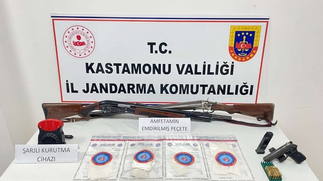 Kastamonu'da peçeteye emdirilmiş uyuşturucuyla yakalanan 2 şüpheli gözaltına alındı