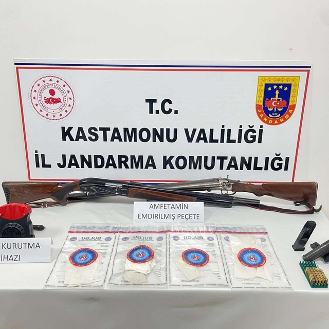 Kastamonu'da peçeteye emdirilmiş uyuşturucuyla yakalanan 2 şüpheli gözaltın...