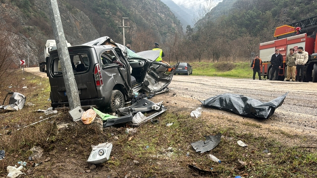 Karabük'te cenazeye giderken kaza yapan hafif ticari araçtaki 2 kişi öldü
