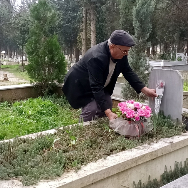 Vefat eden karısını her Sevgililer Günü'nde mezarında çiçeklerle anıyor