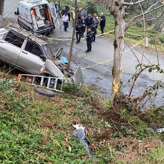 Rize'de yamaçtaki ağaca çarpan otomobilden fırlayan sürücü öldü