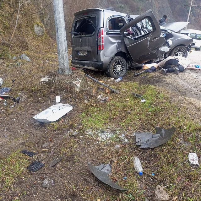 Yakınlarının cenazesine giderken kaza yaptılar: 2 ölü, 3 yaralı