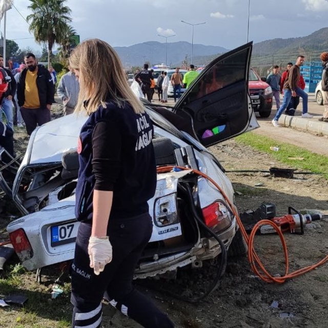 Muğla'da şarampole devrilen otomobilde sıkışan sürücüyü itfaiye kurtardı