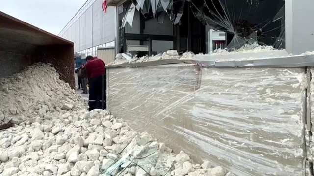 Devrilen hafriyat kamyonu güvenlik kulübesine çarptı: 3 yaralı