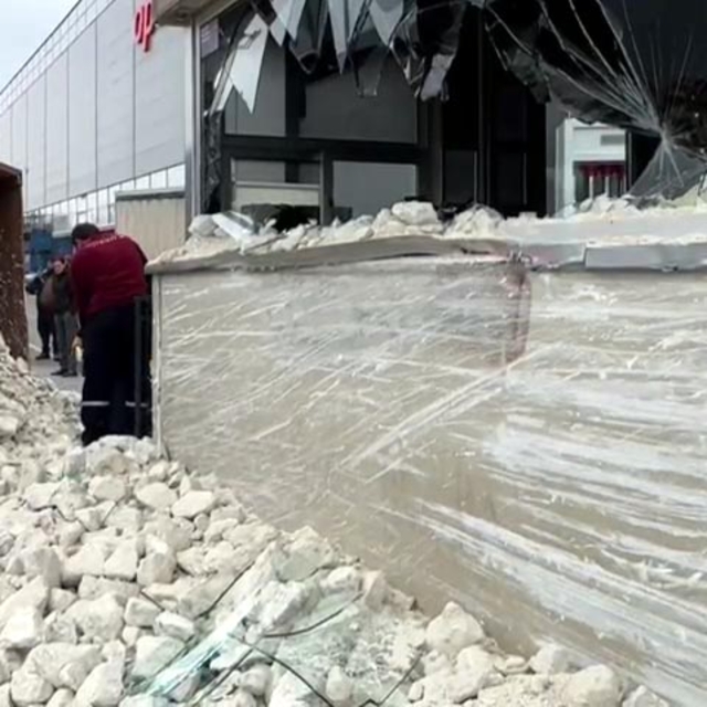 Devrilen hafriyat kamyonu güvenlik kulübesine çarptı: 3 yaralı