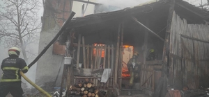 Sobadan sıçrayan kıvılcım evi yaktı, uykudaki kişiyi komşuları kurtardı