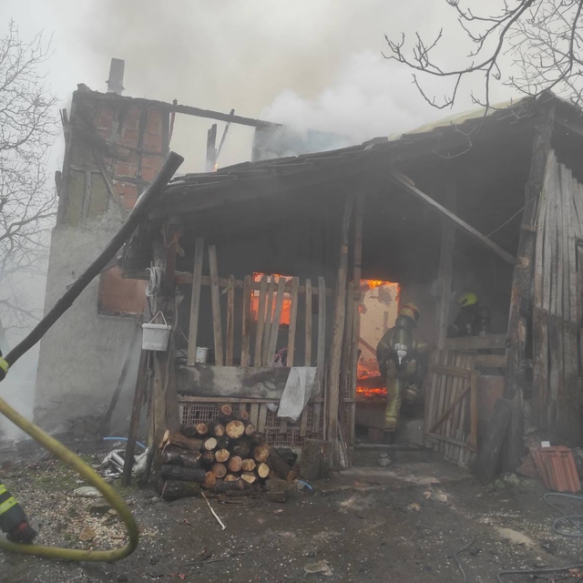 Sobadan sıçrayan kıvılcım evi yaktı, uykudaki kişiyi komşuları kurtardı