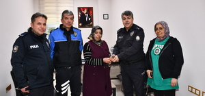 Hatay'da yolda bulunan çanta sahibine teslim edildi