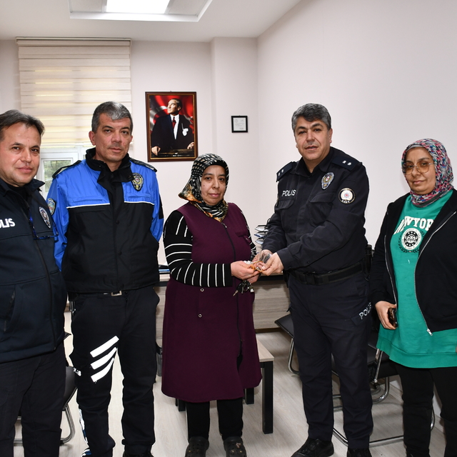 Hatay'da yolda bulunan çanta sahibine teslim edildi