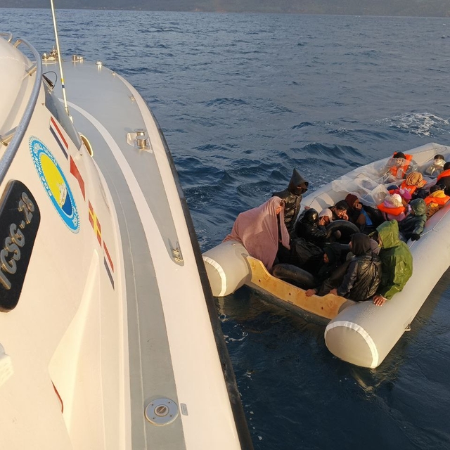 Çanakkale açıklarındaki 98 düzensiz göçmen karaya çıkarıldı