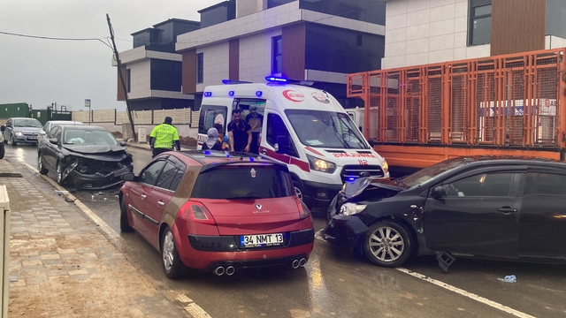 Kocaeli'de iki otomobil çarpıştı: 4 yaralı
