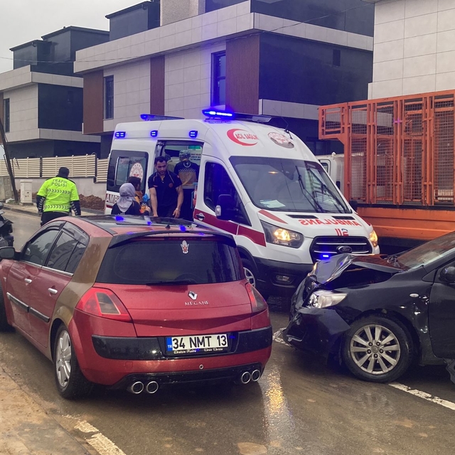 Kocaeli'de iki otomobil çarpıştı: 4 yaralı