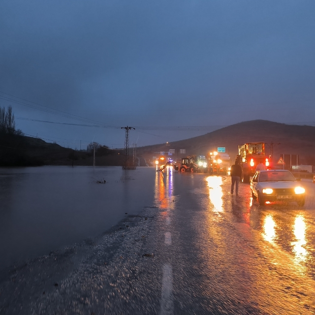 Malatya-Gölbaşı kara yolunda sağanak nedeniyle ulaşım kontrollü sağlanıyor