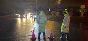 Şanlıurfa-Viranşehir kara yolu taşkın nedeniyle ulaşıma kapatıldı