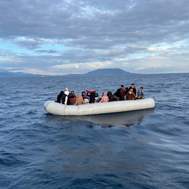 İzmir açıklarında 43 düzensiz göçmen kurtarıldı