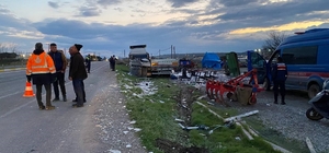 Balıkesir'de mermer yüklü tır ile servis aracının çarpıştığı kazada 9 kişi...