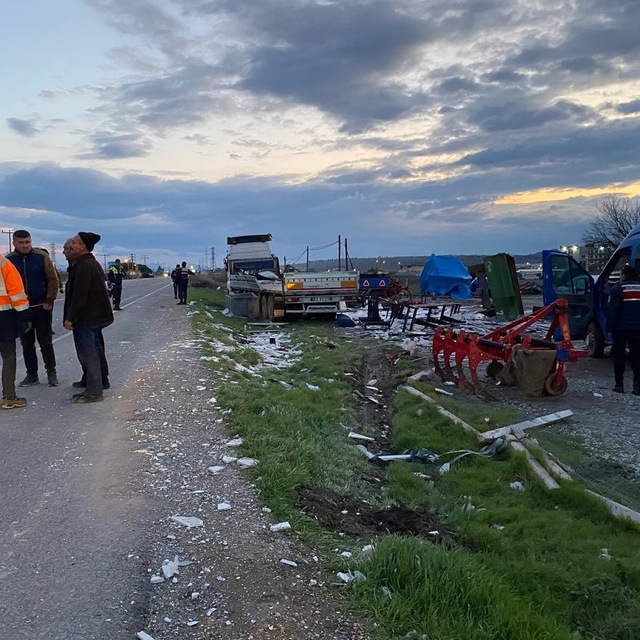 Balıkesir'de mermer yüklü tır ile servis aracının çarpıştığı kazada 9 kişi...