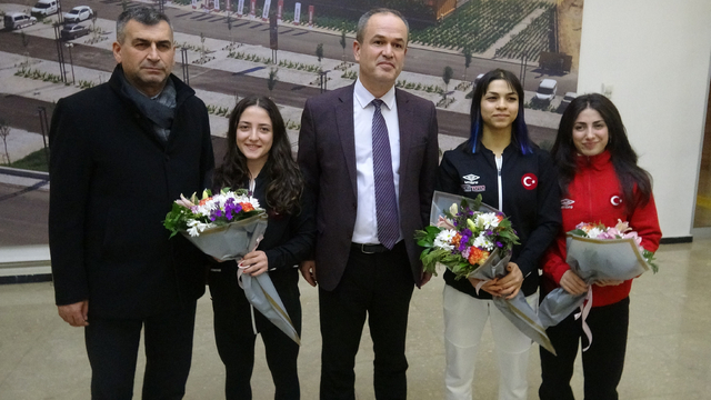 Avrupa şampiyonu halterciler Konya'da çiçeklerle karşılandı