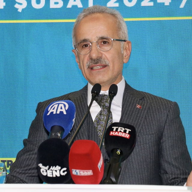 Ulaştırma ve Altyapı Bakanı Uraloğlu, Trabzon'da muhtarlarla bir araya geld...