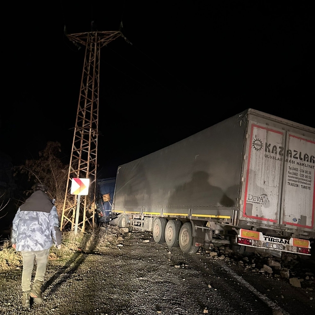 Artvin-Ardahan kara yolunda heyelan nedeniyle ulaşım tek şeritten sağlanıyo...