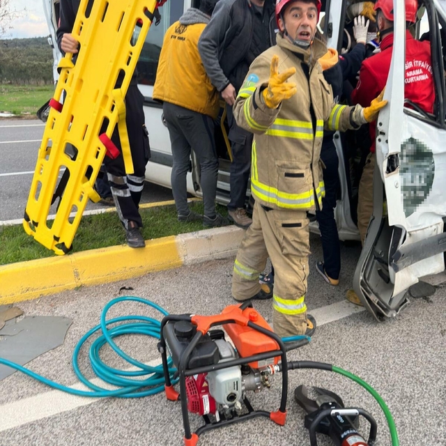 Ayvalık'ta fabrika işçilerinin taşındığı servis ile TIR çarpıştı: 9 yaralı