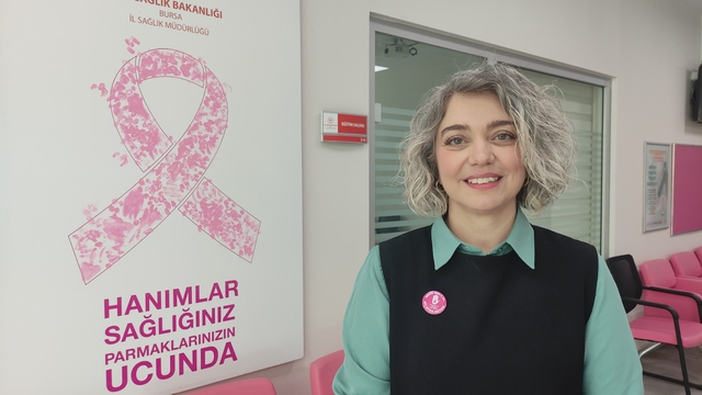 Röntgen teknisyeninin ısrarıyla mamografi çektiren doktor erken teşhisle meme kanserinden kurtuldu
