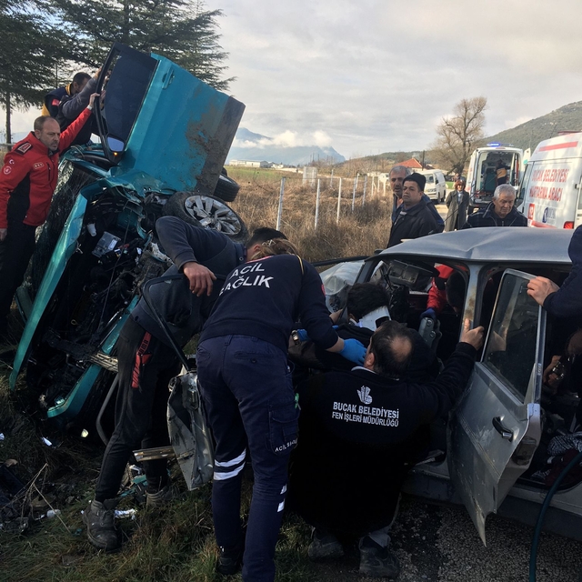 Burdur'da iki otomobilin çarpıştığı kazada 4 kişi yaralandı