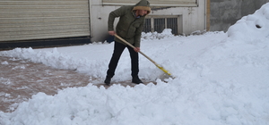 Yüksekova'da kar yağışı etkili oldu