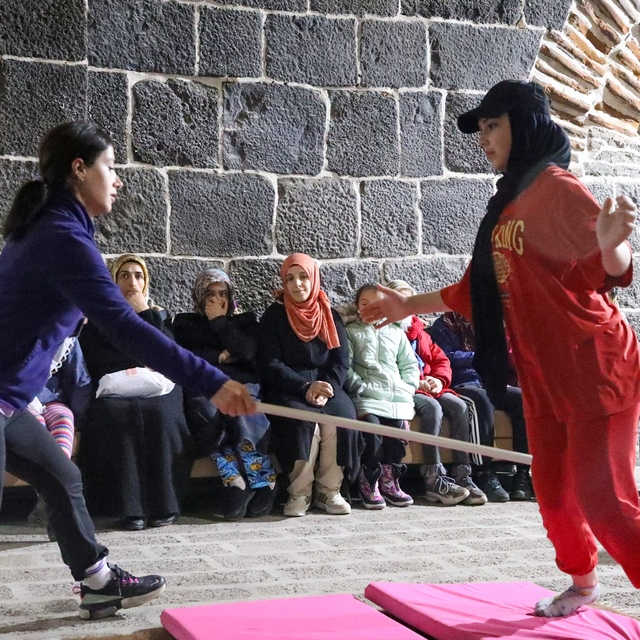 Diyarbakır'ın tarihi surlarında kadınlara yakın savunma eğitimi veriliyor